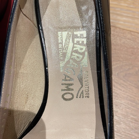 Pumps black embossed leather Ferragamo - Picture 4 of 6